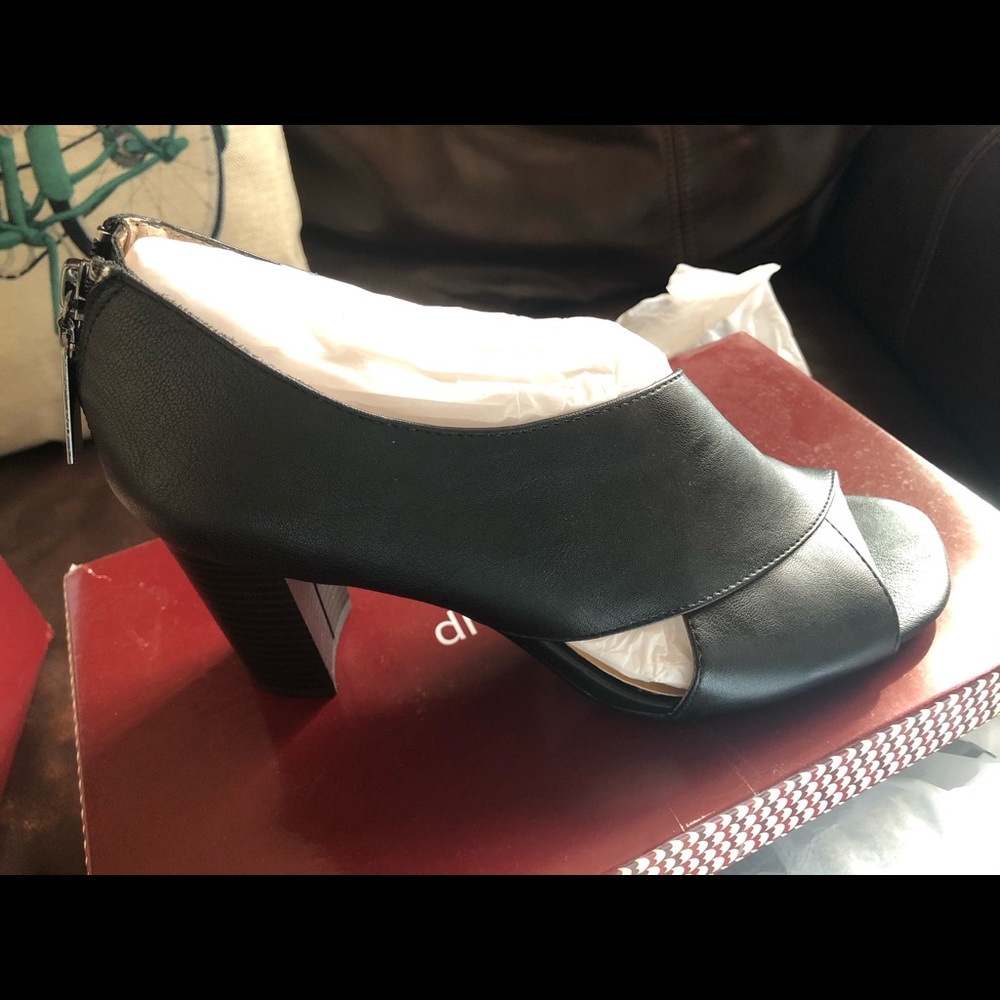 Dress Barn size 8.5 Black/Natural Wood Heels